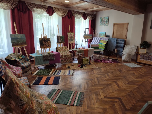           Audēju kopas “Lubāna” austo grīdceliņu izstādes un Agneses Briedes brīnišķīgo  gleznu atklāšana Biksēres muižas kamīnzālē 